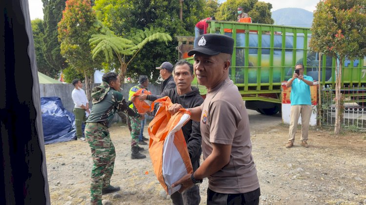 Polres Manggarai Bantu Pengamanan dan Pendistribusian Logistik BPBD untuk Korban Bencana