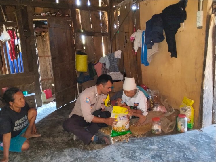 Bhabinkamtibmas Reok Barat Salurkan Bantuan Sembako dan Obat-obatan kepada Korban Gempa di Kampung Golo Kukung