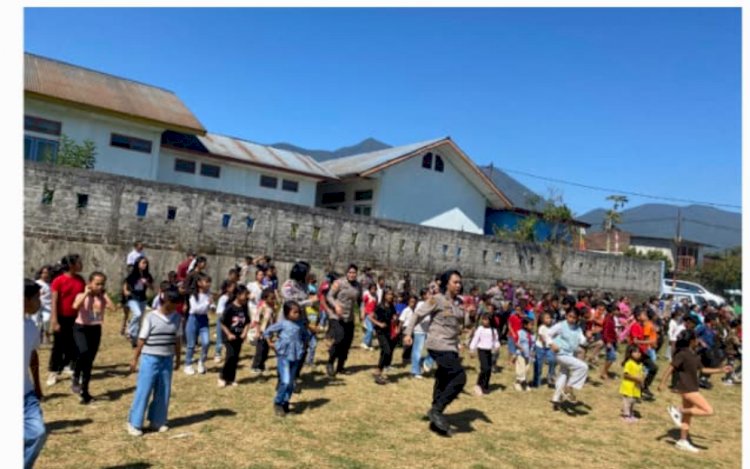 PERSONEL POLRES MANGGARAI HADIR LANGSUNG DALAM PEMULIHAN PENDIDIKAN DAN PEMULIHAN PSIKOLOGIS SISWA PASCA GEMPA BUMI DI KABUPATEN MANGGARAI