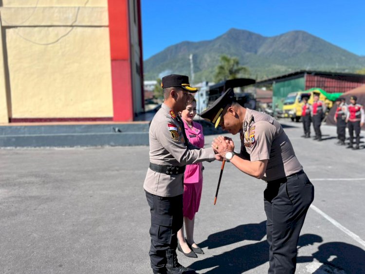 Upacara Kenaikan Pangkat Pengabdian, Kapolres Manggarai Pimpin Penghormatan atas Dedikasi Kompol Gusti Putu Sabanugraha
