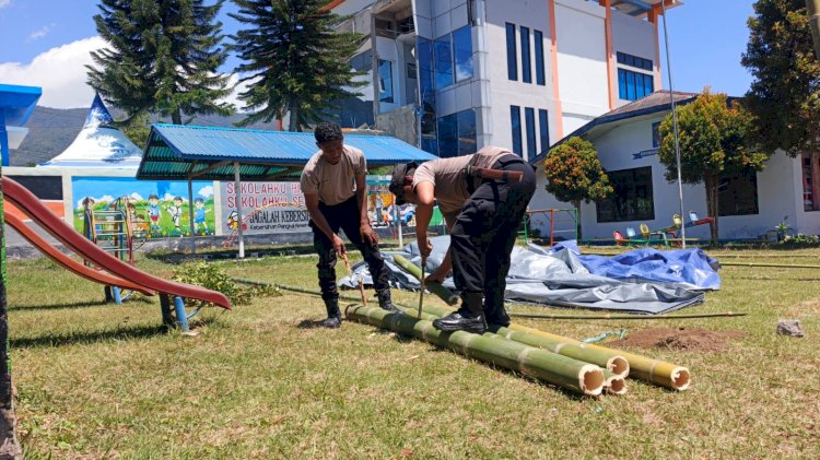 Peduli Pendidikan Anak Korban Bencana, Anggota Polres Manggarai Bangun Tenda Darurat Belajar untuk Anak TK Kemala Bhayangkari