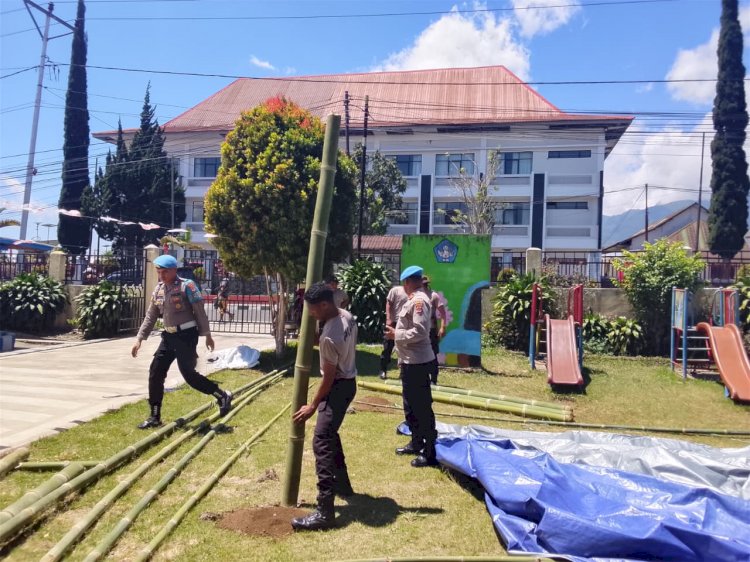 Peduli Pendidikan Anak Korban Bencana, Anggota Polres Manggarai Bangun Tenda Darurat Belajar untuk Anak TK Kemala Bhayangkari