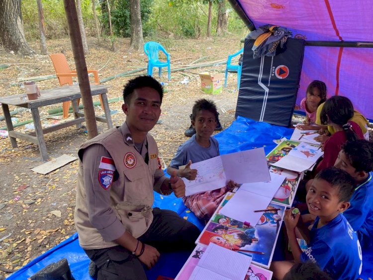 Polres Manggarai Hadir Pulihkan Trauma Anak Penyintas Gempa Bumi Melalui Trauma Healing di Kampung Nunang