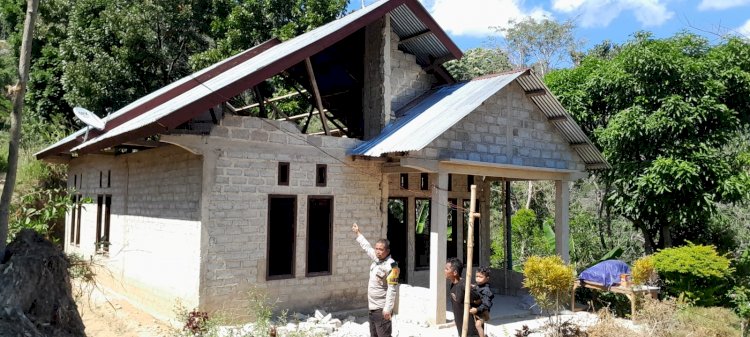 Bhabinkamtibmas Desa Buar Cek Kondisi Rumah Warga Terdampak Gempa Bumi di Rahong Utara