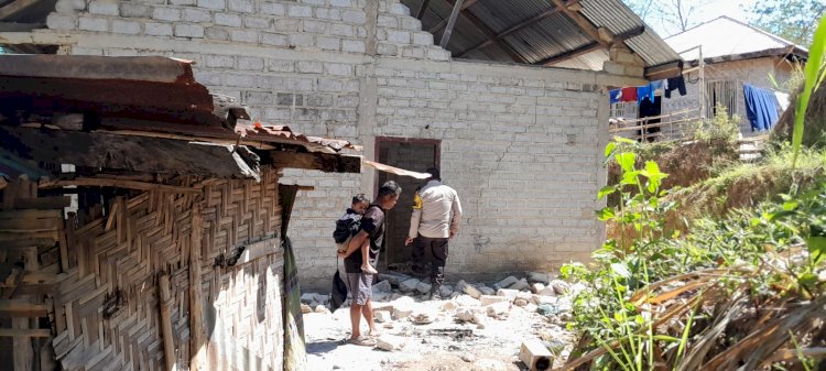 Bhabinkamtibmas Desa Buar Cek Kondisi Rumah Warga Terdampak Gempa Bumi di Rahong Utara