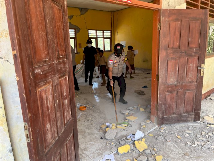 Polres Manggarai Turun Langsung Bersihkan Puing SDN Sama Jaya, Kepala Sekolah, Guru dan Masyarakat Sampaikan Apresiasi