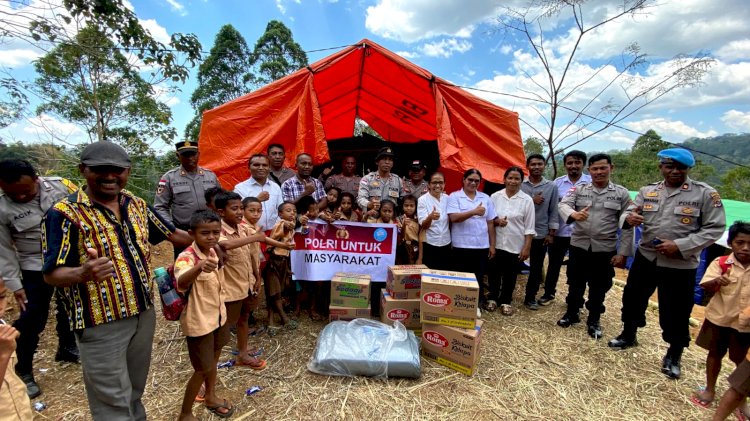 Polres Manggarai Hadir di Pelosok, Salurkan Bansos dan Terpal untuk Dukung Pendidikan Anak-Anak SDN Sama Jaya Pascagempa