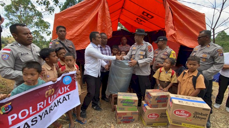 Polres Manggarai Hadir di Pelosok, Salurkan Bansos dan Terpal untuk Dukung Pendidikan Anak-Anak SDN Sama Jaya Pascagempa