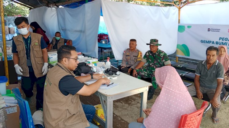 Polsek Reo Kawal Kedatangan Pejabat Pegadaian dan Salurkan Bantuan untuk Bayi Pengungsi Gempa