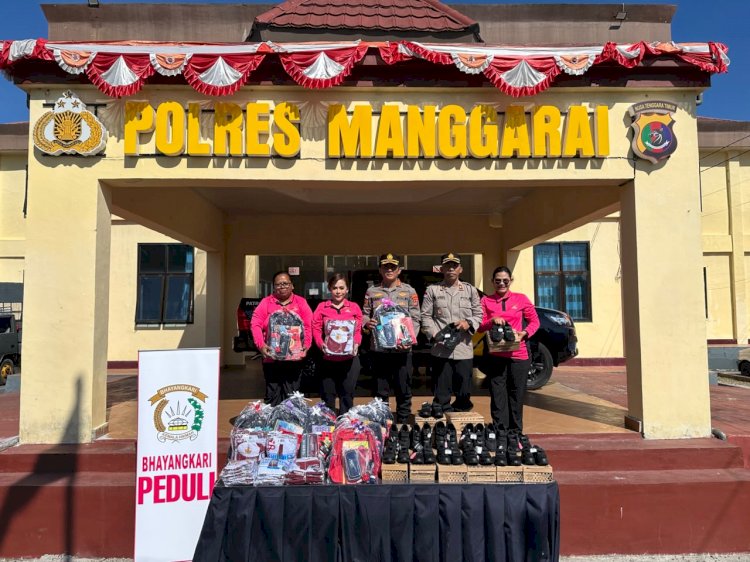 Peduli Pendidikan, Kapolres Manggarai Bersama Ketua Bhayangkari Salurkan Bantuan Peralatan Sekolah dari Ketua Umum Bhayangkari di SDI Cunca Lawir