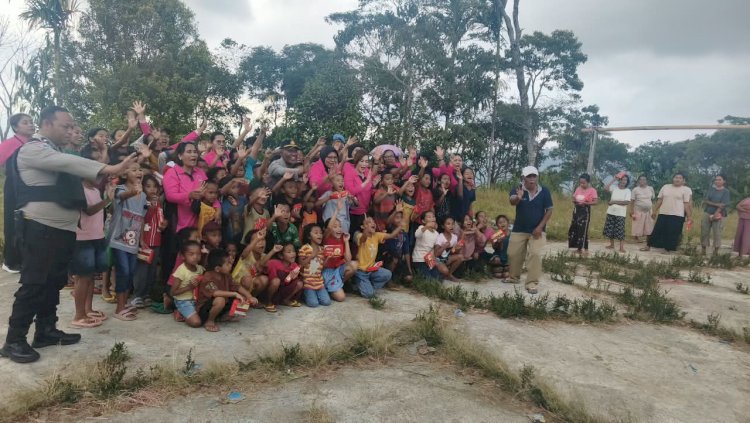 Peduli Korban Gempa, Bhayangkari Polres Manggarai Salurkan Bantuan Sembako dan Berikan Trauma Healing bagi Anak-Anak di Desa Nenu