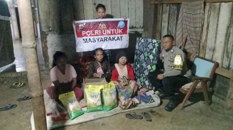 Bhabinkamtibmas Polres Manggarai Salurkan Bantuan Polri kepada Warga Terdampak Gempa di Pelosok Satar Mese Utara