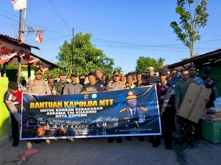 Polri Peduli, Kapolda NTT Salurkan Bantuan untuk 9 Keluarga TNI AD Terdampak Kebakaran Asrama Kuanino*
