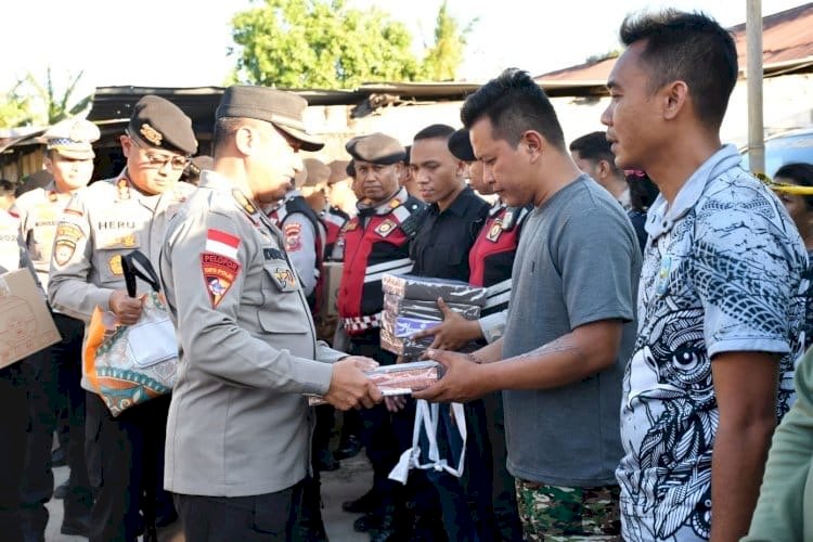 Polri Peduli, Kapolda NTT Salurkan Bantuan untuk 9 Keluarga TNI AD Terdampak Kebakaran Asrama Kuanino*