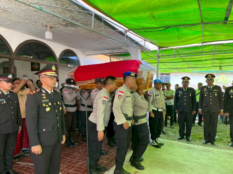 Polres Manggarai Gelar Upacara Pemakaman Dinas Kepolisian, Kenang Pengabdian Almarhum Purnawirawan Pelda Albertus Djehadu Magung