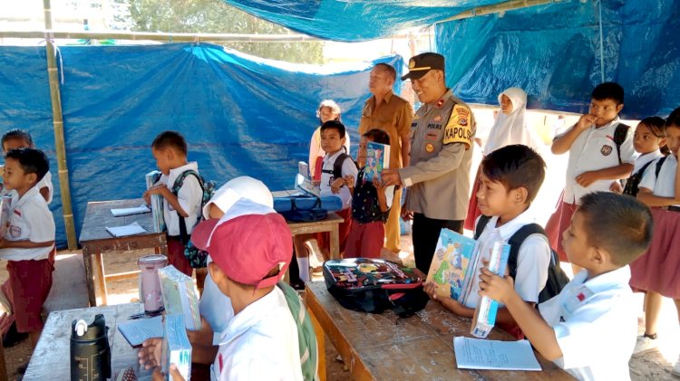 Polsek Reo Salurkan Bantuan Alat Tulis bagi Siswa Terdampak Gempa