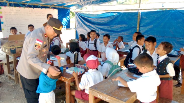 Polsek Reo Salurkan Bantuan Alat Tulis bagi Siswa Terdampak Gempa