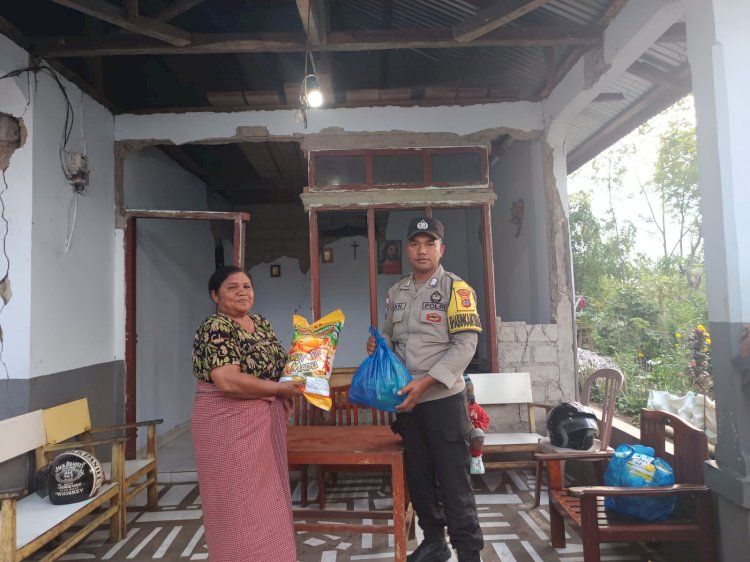 Polri Salurkan Bantuan Kebutuhan Pokok kepada Warga Terdampak Gempa di Kelurahan Carep