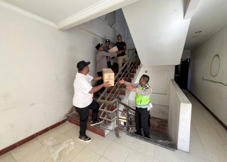 Polres Manggarai Evakuasi Barang dan Berkas Ruangan Arsip Pemda di Lantai 3 Kantor Bupati