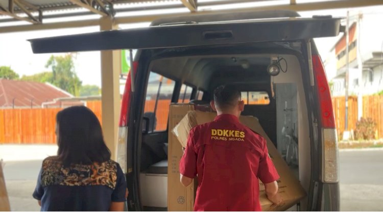 TIDAK SEKADAR SALURKAN BANTUAN, DIVHUMAS POLRI TURUT GERAKKAN EKONOMI MANGGARAI PASCAGEMPA
