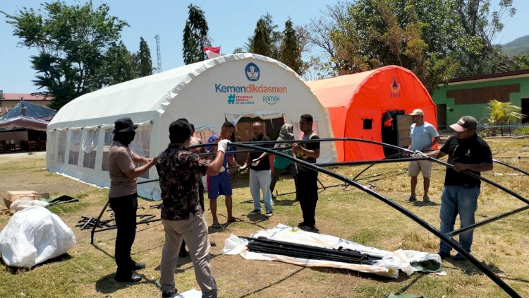 POLSEK REO BANTU DIRIKAN TENDA, PASTIKAN PROSES BELAJAR MENGAJAR DI SDN I REOK BERJALAN AMAN