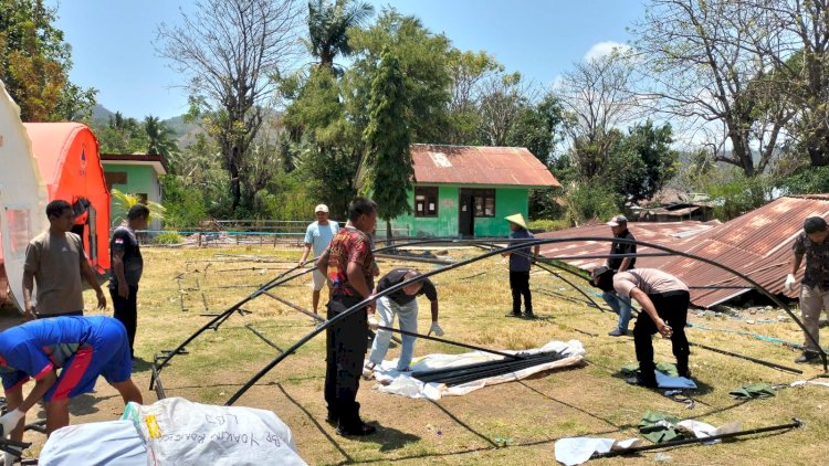 POLSEK REO BANTU DIRIKAN TENDA, PASTIKAN PROSES BELAJAR MENGAJAR DI SDN I REOK BERJALAN AMAN