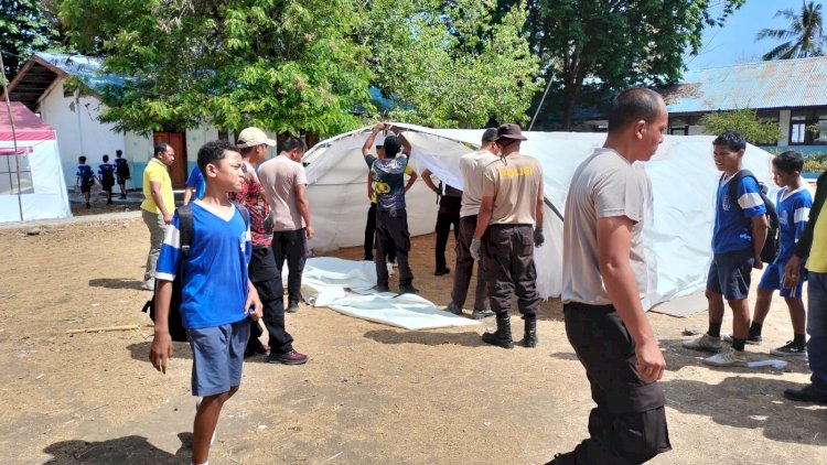 Kapolres Manggarai Salurkan Bantuan Terpal ke MAN 1 Manggarai, Pastikan Kegiatan Belajar Mengajar Berjalan Aman Pascagempa