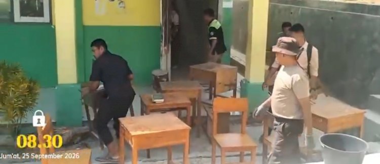 POLSEK REO  POLRES MANGGARAI EVAKUASI PERABOT KELAS RUSAK PASCAGEMPA, PASTIKAN PEMBELAJARAN DI MAN 1 MANGGARAI TETAP AMAN