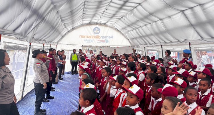 POLWAN POLRES MANGGARAI  SALURKAN BANTUAN POLWAN REPUBLIK INDONESIA , HADIRKAN SENYUM ANAK-ANAK KORBAN GEMPA DAN GELAR TRAUMA HEALING DI SDK GAPONG