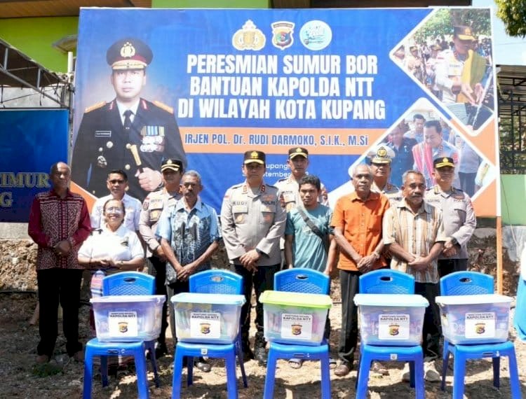 Resmikan Delapan Titik Sumur Bor, Kapolda NTT Salurkan Bansos kepada Warga Kelurahan Belo