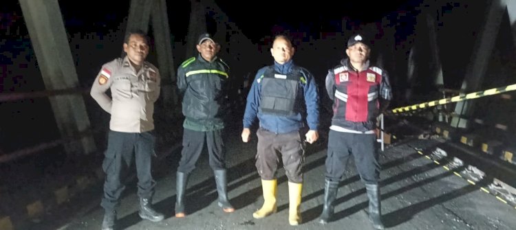 Polres Manggarai Amankan Perbaikan Jembatan Wae Pesi, Pastikan Jalur Reo–Ruteng Tetap Aman dan Kondusif