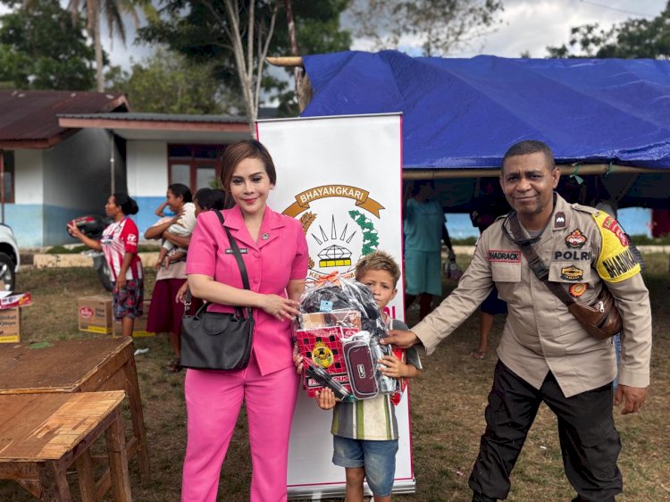Polres Manggarai Salurkan Bantuan dari PD Bhayangkari Papua untuk Siswa SDI Ling
