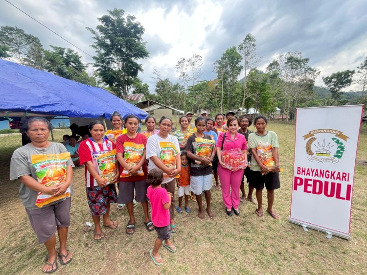Polres Manggarai Salurkan Bantuan dari PD Bhayangkari Papua untuk Siswa SDI Ling