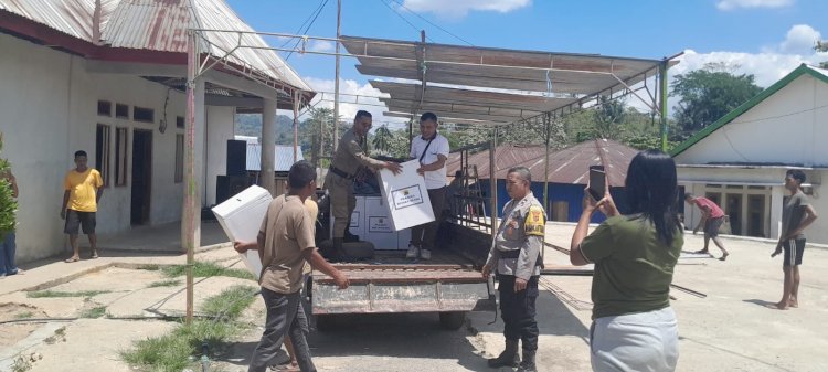 Jelang Pemungutan Suara, Anggota Polres Manggarai Kawal Distribusi Kotak Suara Pilkades ke Setiap Desa