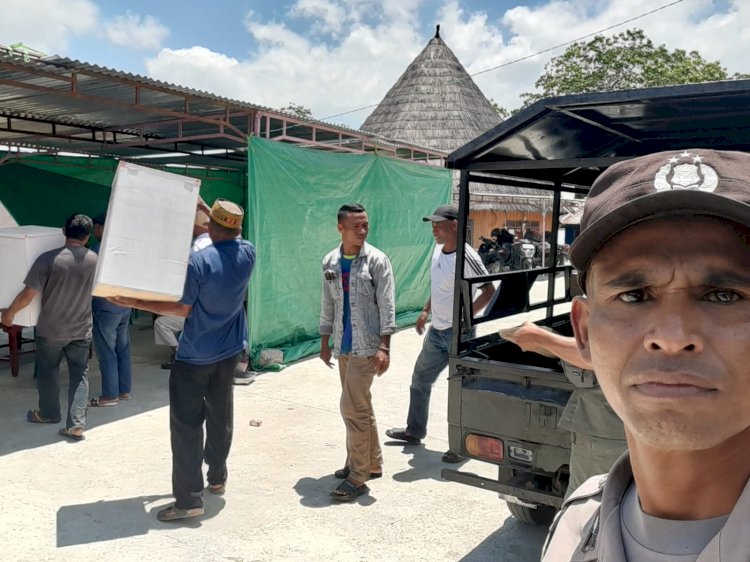 Jelang Pemungutan Suara, Anggota Polres Manggarai Kawal Distribusi Kotak Suara Pilkades ke Setiap Desa