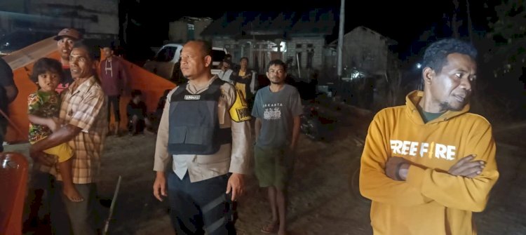 Perkuat Sinergi dan Kepedulian Sosial, Bhabinkamtibmas Cibal Kawal Kegiatan Relawan Bersama Warga Pengungsian