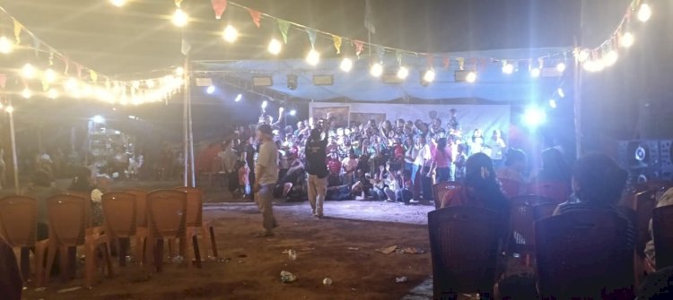 Perkuat Sinergi dan Kepedulian Sosial, Bhabinkamtibmas Cibal Kawal Kegiatan Relawan Bersama Warga Pengungsian