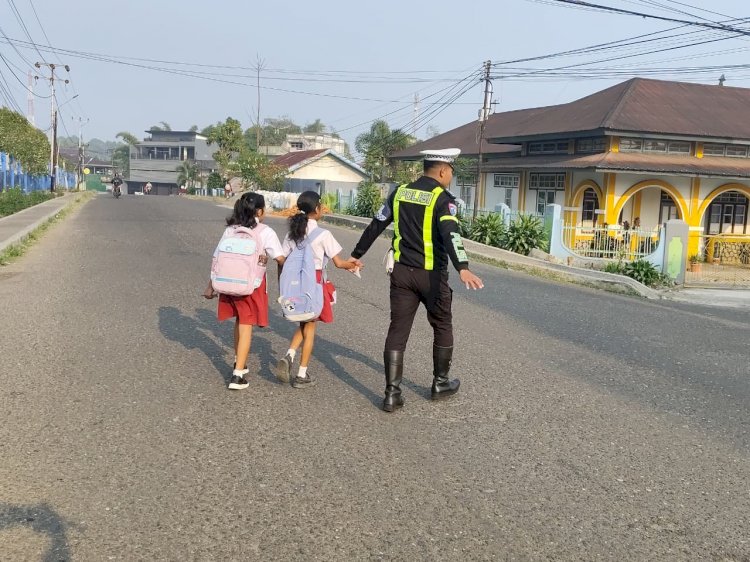 WUJUDKAN KAMSELTIBCAR LANTAS, SATLANTAS POLRES MANGGARAI GELAR PENGATURAN LALU LINTAS DI ZEBRA CROSS, PERSIMPANGAN JALAN, DAN KAWASAN SEKOLAH
