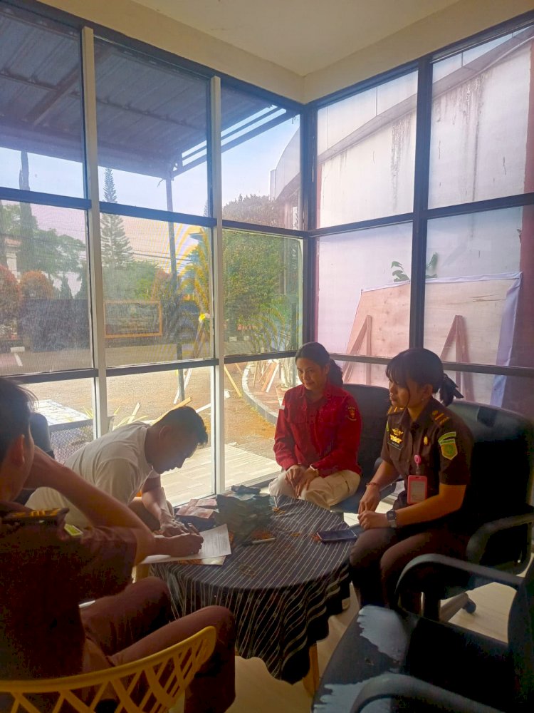 POLRES MANGGARAI LIMPAHKAN TERSANGKA  L.D  DAN  G.L.A.A  BESERTA BARANG BUKTI KASUS DUGAAN KORUPSI PEMBANGUNAN GEDUNG RAWAT INAP RSUD RUTENG KE KEJAKSAAN