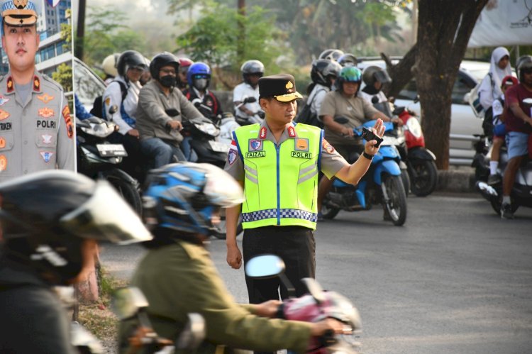 Tak Hanya Memberi Arahan, Kapolda dan Wakapolda NTT Turun Langsung Atur Lalu Lintas di Jam Sibuk Pagi