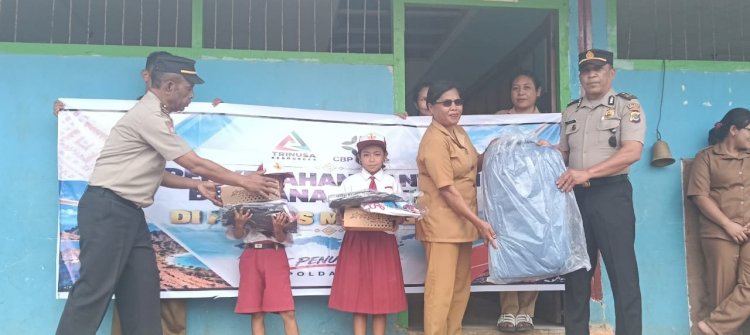 WUJUD KEPEDULIAN TERHADAP GENERASI PENERUS BANGSA, POLRES MANGGARAI SALURKAN BANTUAN PENDIDIKAN KEPADA SISWA YATIM DAN YATIM PIATU DI SD INPRES BEA NONING
