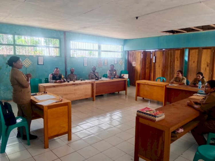WUJUD KEPEDULIAN TERHADAP GENERASI PENERUS BANGSA, POLRES MANGGARAI SALURKAN BANTUAN PENDIDIKAN KEPADA SISWA YATIM DAN YATIM PIATU DI SD INPRES BEA NONING