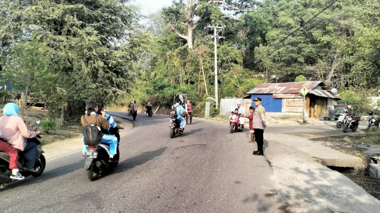 POLSEK REO GELAR STRONG POINT DAN PENGATURAN LALU LINTAS PAGI, WUJUDKAN KEAMANAN DAN KETERTIBAN PENGGUNA JALAN