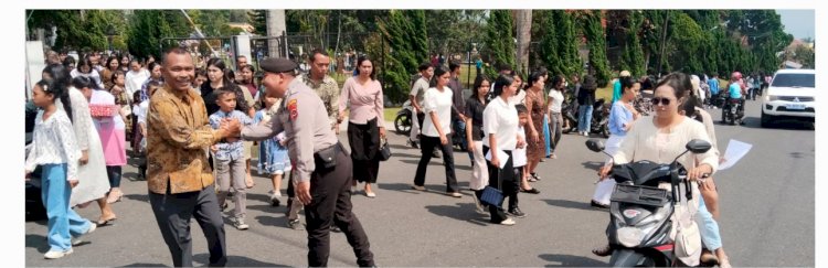 MINGGU KASIH, POLRES MANGGARAI HADIR HUMANIS DI TENGAH UMAT, PERKUAT TOLERANSI DAN HARKAMTIBMAS