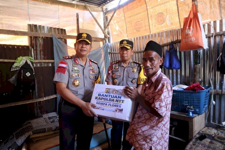 Kapolda NTT Irjen Pol. Reza Arief Dewanto Sambangi Warga Terdampak Gempa di Manggarai Barat, Salurkan Bantuan Kemanusiaan