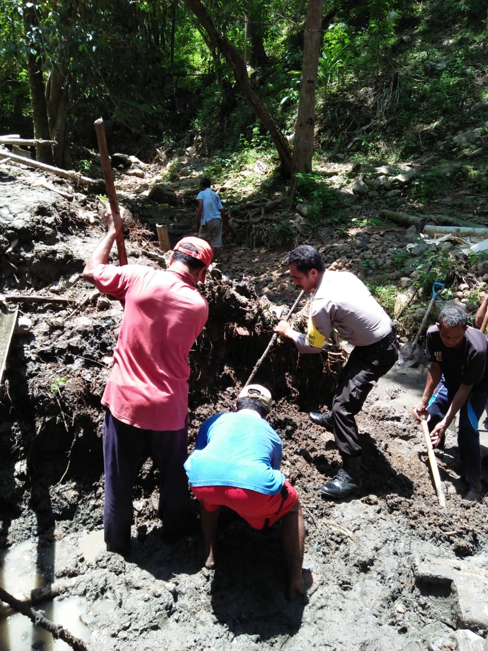 BHABINKAMTIBMAS DESA NAMPAR TABANG MENGIKUTI KERJA BAKTI UNTUK MEJALIN KEMITRAAN DENGAN MASYARAKAT