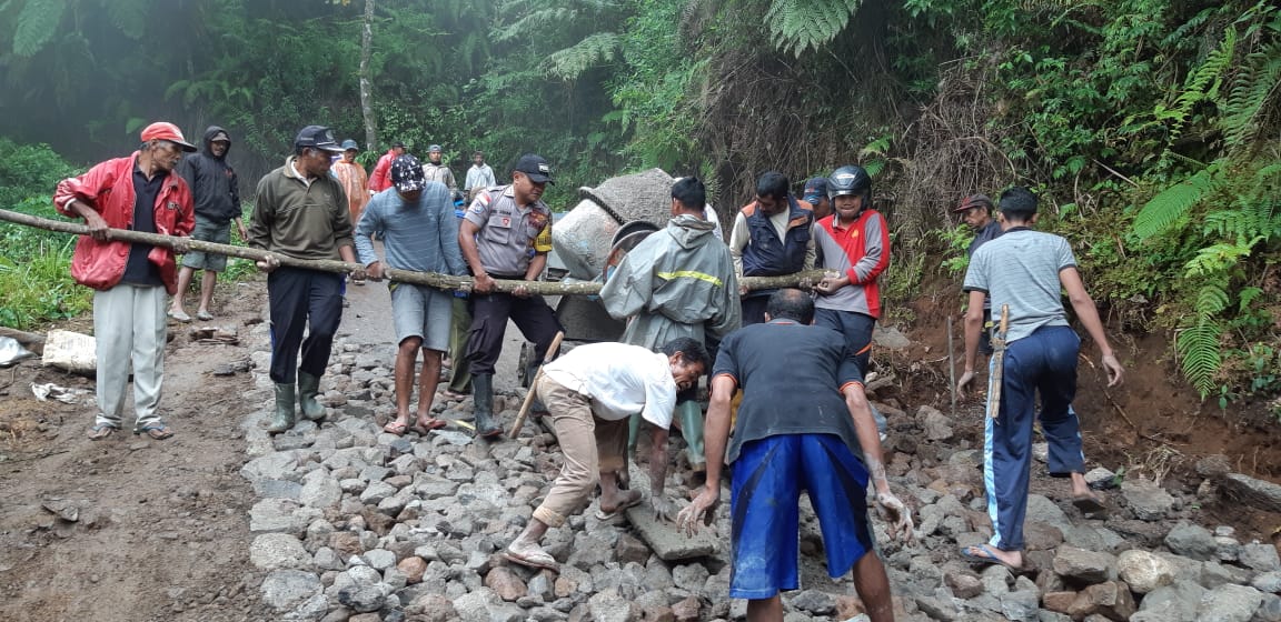 KAPOLSEK SATAR MESE BERSAMA FORUM KOMUNIKASI PIMPINAN KECAMATAN MEMIMPIN BAKTI SOSIAL PERBAIKAN RUAS JALAN YANG RUSAK.