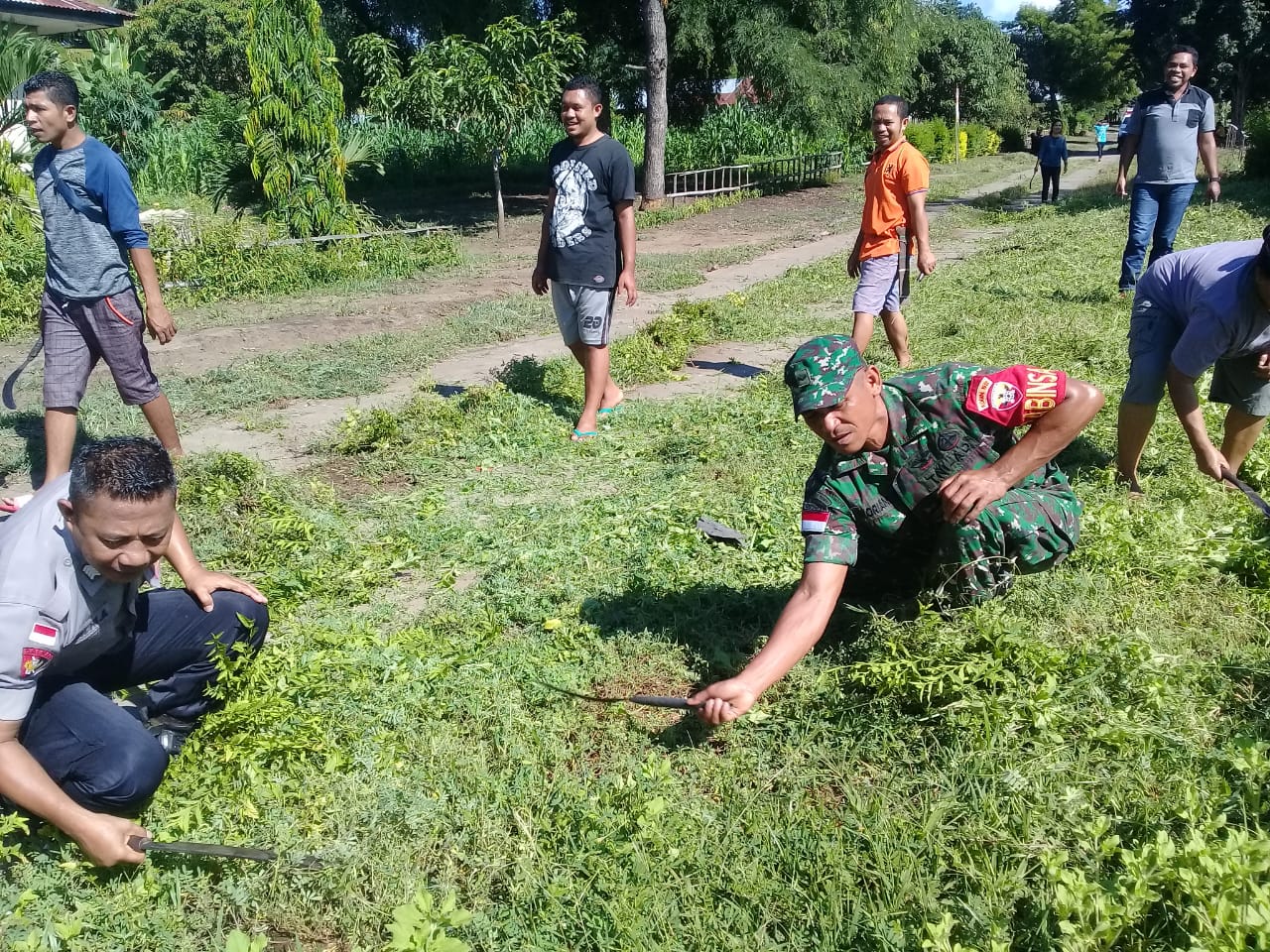 Peduli akan Kebersihan | Polsek Kota Komba dan Babinsa Bersinergi Dalam Bakti Sosial