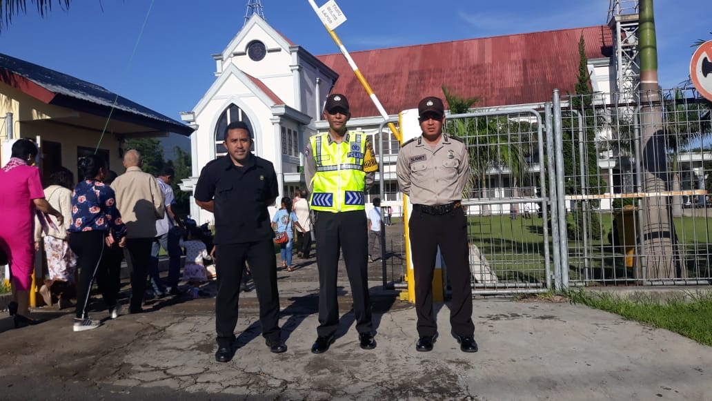 BRIPKA Adi Jakar, Bhabinkamtibmas Kelurahan Pitak laksanakan PAM di Gereja Kathedral Baru - Ruteng