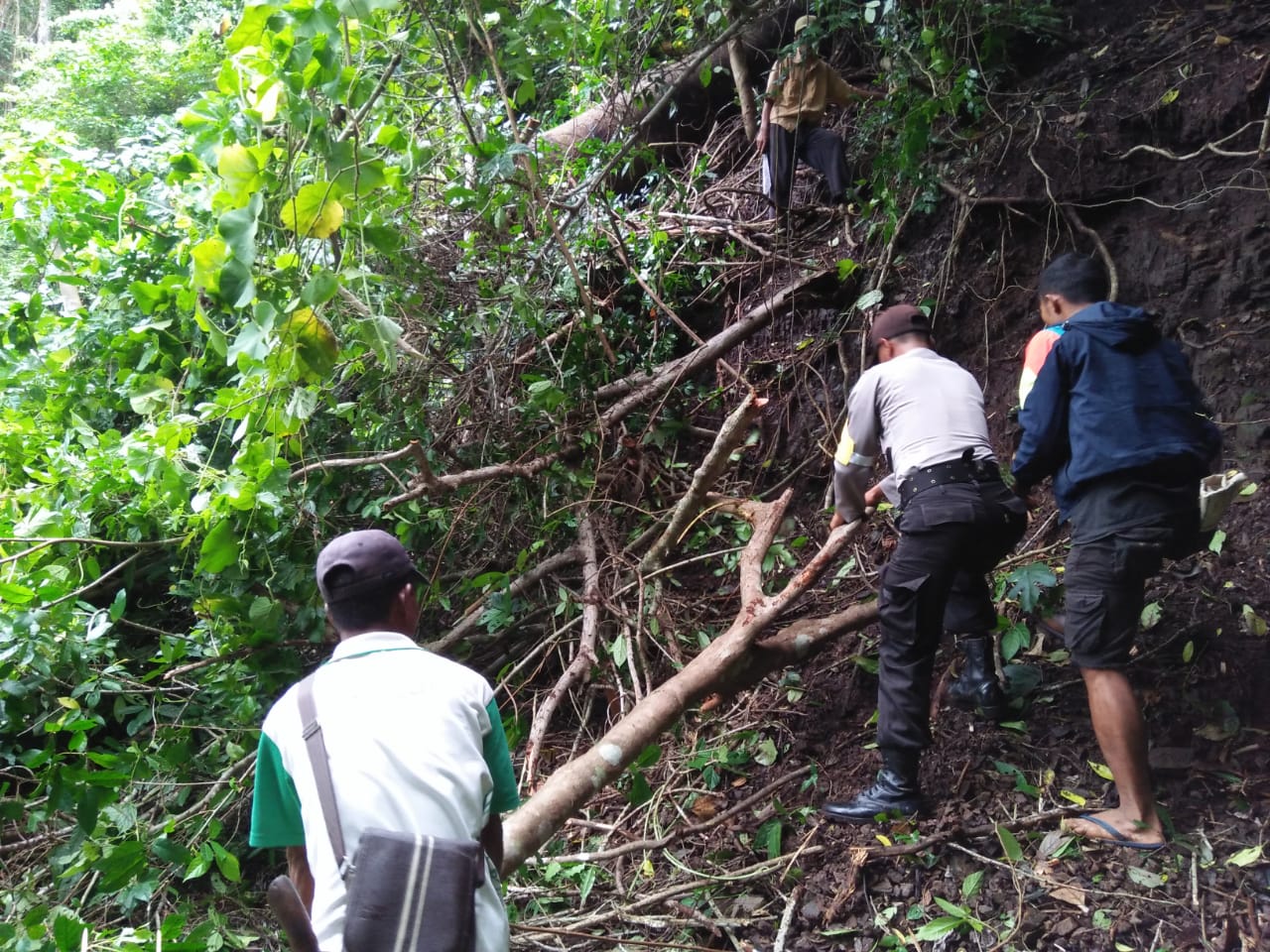 Hadir ditengah Masyarakat |  Bhabinkamtibmas Desa Nampar Tabang, BRIPKA Arsilinus Lentar ikut Kerja Bakti